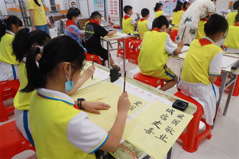 2021年7月10日，鄂州市科協(xié)組織蓮花小學(xué)學(xué)生在鄂州市科技館開展社會主義核心價值觀系列活動，圖為開展的遨游翰墨筑夢華夏書法活動，學(xué)生認(rèn)真寫字中.jpg