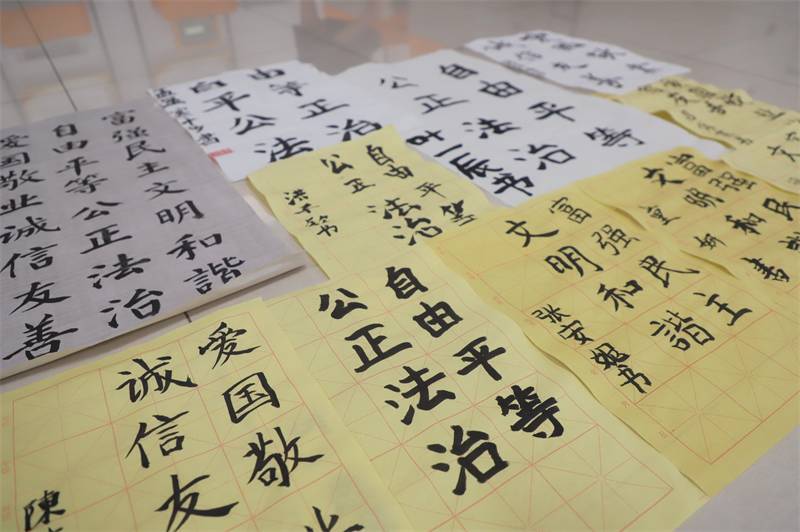 2021年7月10日，鄂州市科協(xié)組織蓮花小學(xué)學(xué)生在鄂州市科技館開展社會主義核心價值觀系列活動，圖為開展的遨游翰墨筑夢華夏書法活動，學(xué)生作品.jpg