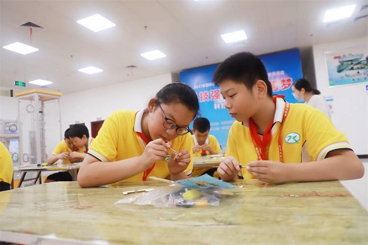 2021年7月9日鄂州市科協(xié)組織新民街小學(xué)學(xué)生在鄂州市科技館開展社會主義核心價值觀系列活動，圖為開展的科技創(chuàng)新圓夢中華科技小制作活動，孩子們正在相互配合制作蠕蟲機(jī)器人.jpg