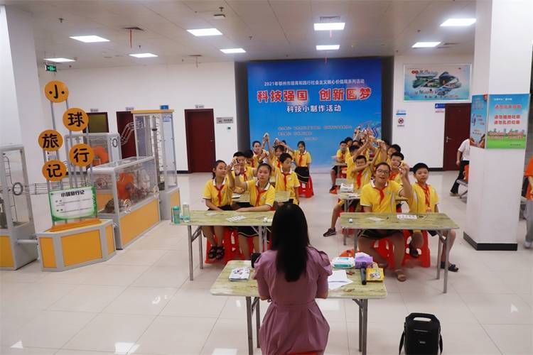 2021年7月9日鄂州市科協(xié)組織新民街小學(xué)學(xué)生在鄂州市科技館開展社會主義核心價值觀系列活動，圖為開展的科技創(chuàng)新圓夢中華科技小制作活動，孩子們一起展示自己的作品.jpg