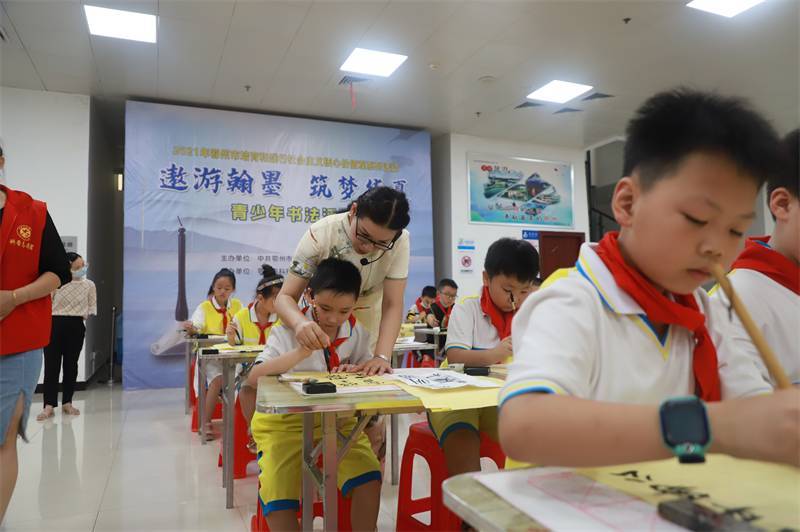 2021年7月10日，鄂州市科協(xié)組織蓮花小學(xué)學(xué)生在鄂州市科技館開展社會主義核心價值觀系列活動，圖為開展的遨游翰墨筑夢華夏書法活動，老師指導(dǎo)學(xué)生.jpg