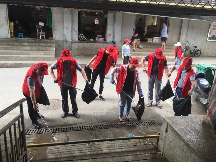 圖為6月28日，市科協(xié)副主席陳少斌（右一）帶領(lǐng)科普志愿者在考棚社區(qū)十字街路開展衛(wèi)生大掃除。.JPG
