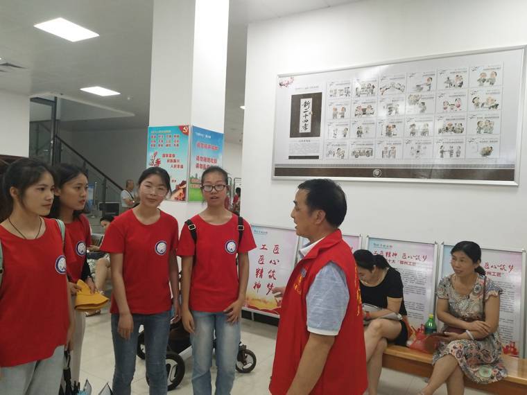 2019年7月28日，市科技館組織武昌理工學(xué)院知行書(shū)苑支教隊(duì)20名志愿者參觀科技館，并開(kāi)展社會(huì)主義核心價(jià)值觀教育實(shí)踐活動(dòng)。圖為市科技館志愿者對(duì)參觀人員宣傳社會(huì)主義核心價(jià)值觀.jpg