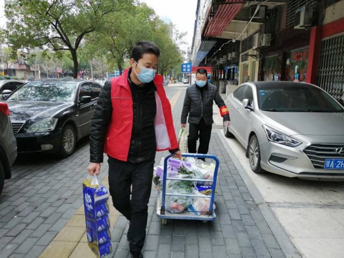 疫情期間，市科協(xié)給社區(qū)困難群體發(fā)放生活物資 (1).jpg
