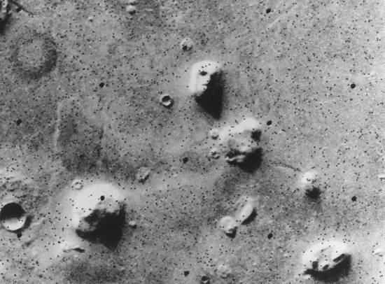 火星上的臉 圖片來源：Viking 1， NASA - Viking 1 Orbiter， image F035A72 （Viking CD-ROM Volume 10）